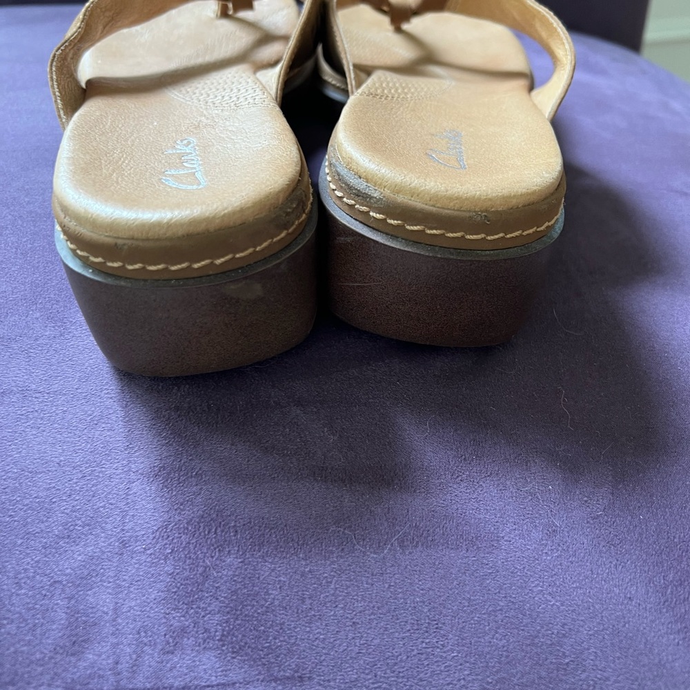 Clarks sandals, tan leather with silver & bronze ring. size 8 1/2M - Picture 3 of 6